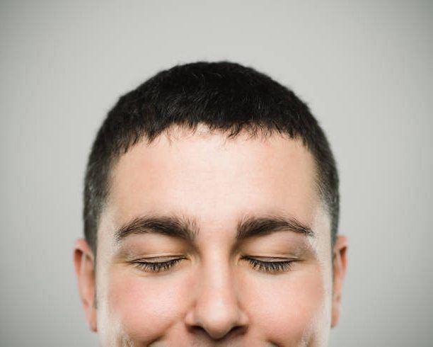 mujer sonriendo con ojos cerrados