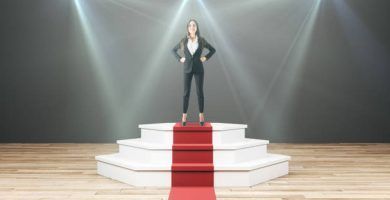 mujer en un pedestal