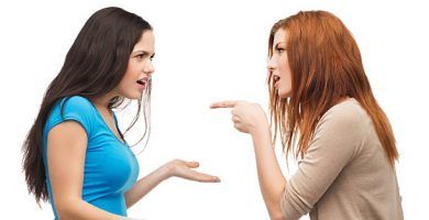 personas discutiendo