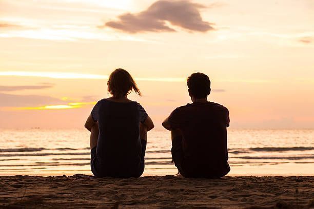 pareja mirando el mar