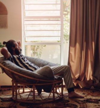 hombre sillon sentado