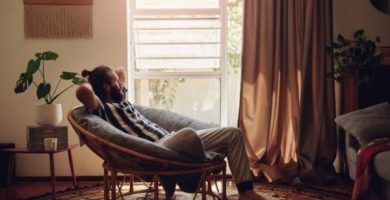 hombre sillon sentado